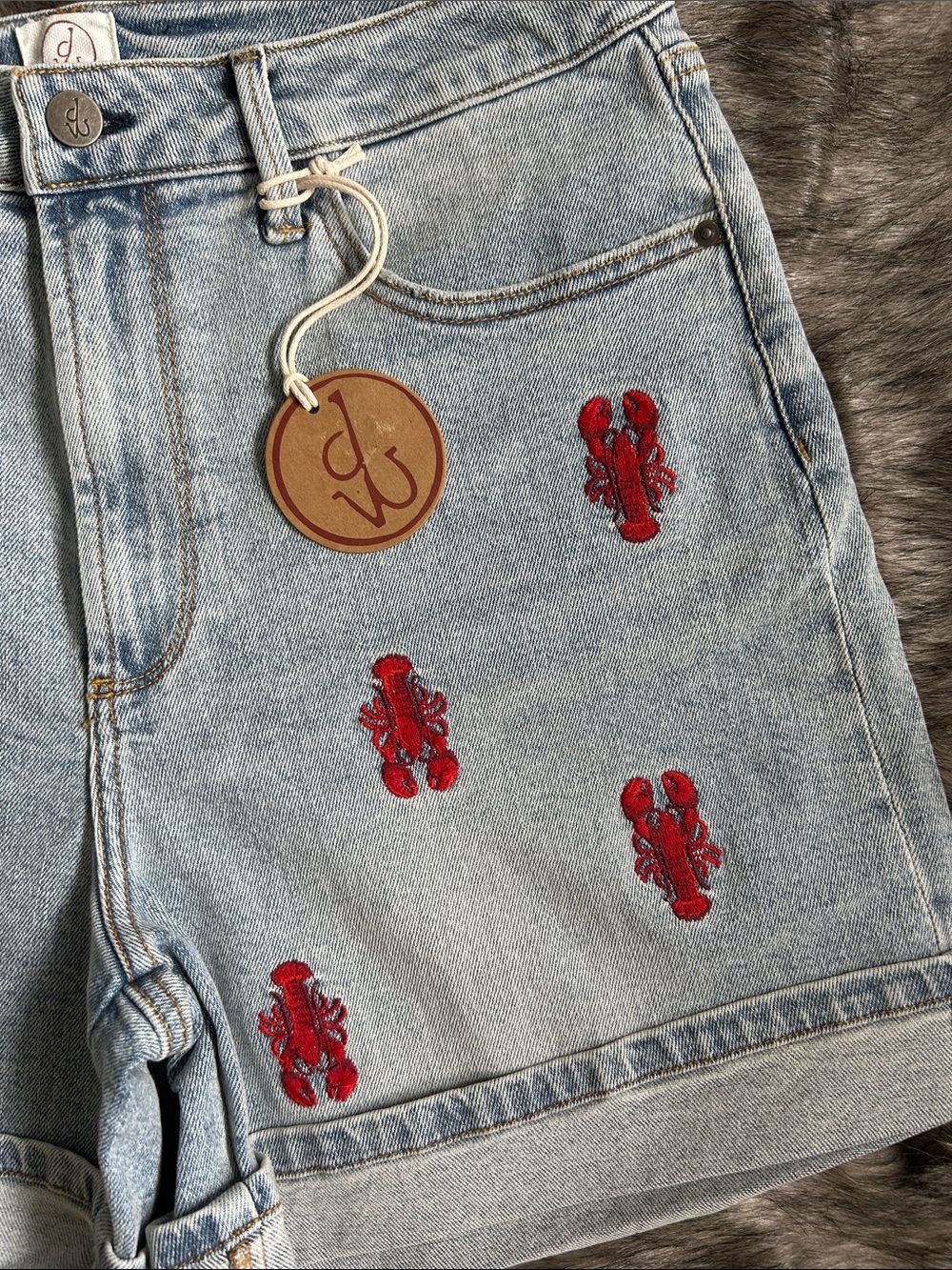 NWT Driftwood Ava Cuff Light Blue Denim Shorts Red Lobster Embroidery Size 10 - Picture 4 of 8